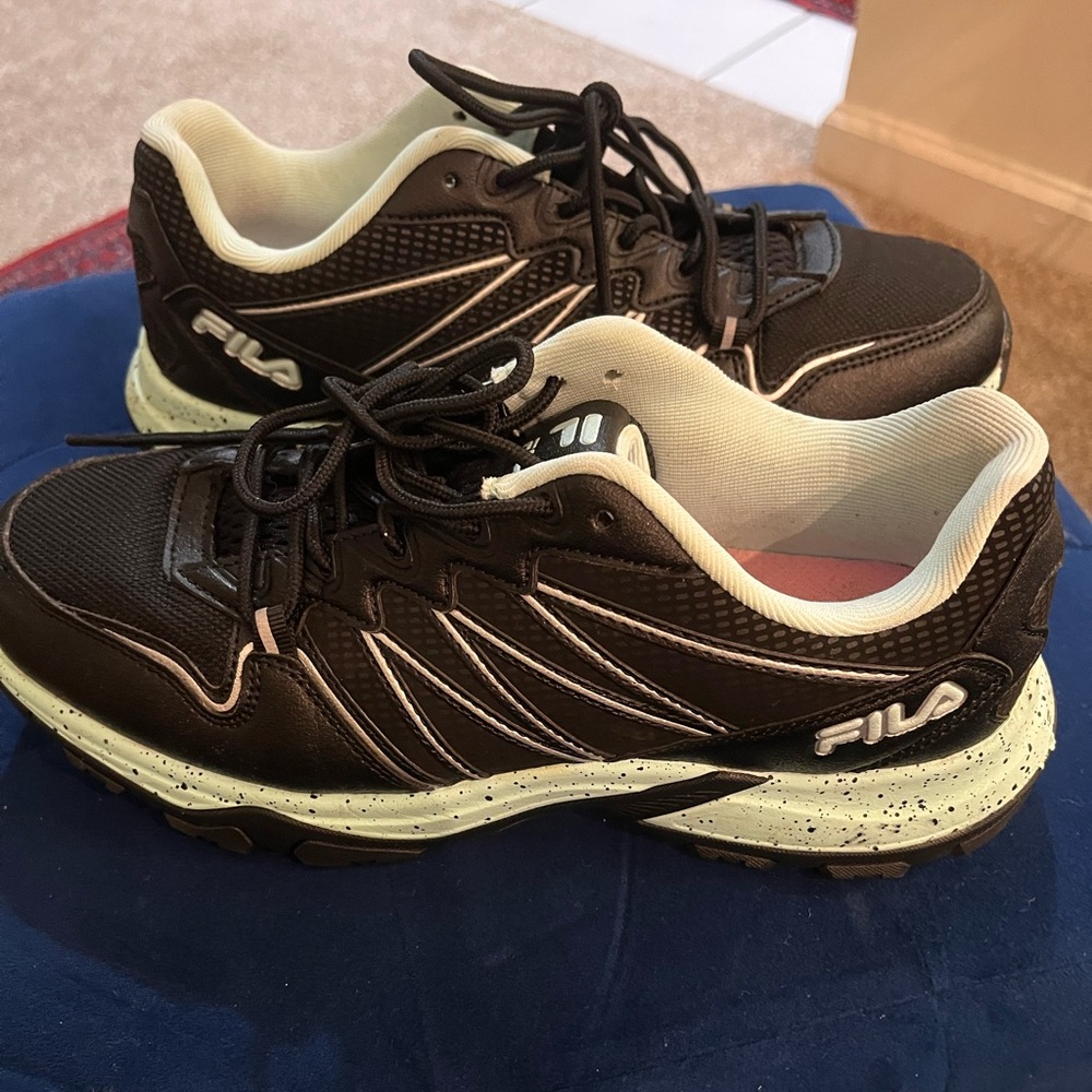 Women’s fila sneakers size 9